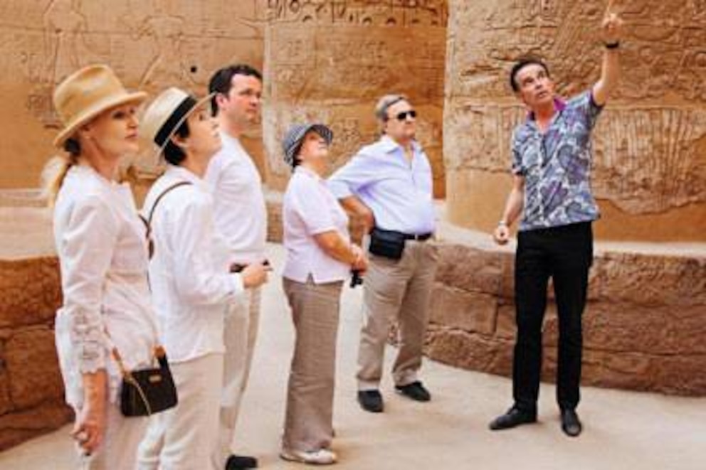 Ein Lektor führt die Gäste von Hapag-Lloyd durch einen Tempel in Ägypten – Landausflüge sind eine Möglichkeit für Singles, andere Reisende kennenzulernen