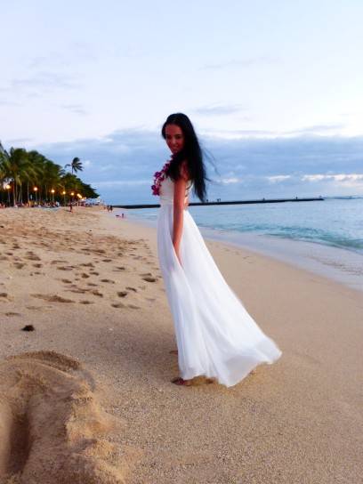 Janina im Brautkleid am Strand von Hawaii