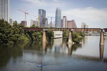 Stand-Up-Paddling gehört zu den wenigen Dingen, die man in Austin besser allein macht. Für zwei ist auf dem Brett einfach kein Platz.