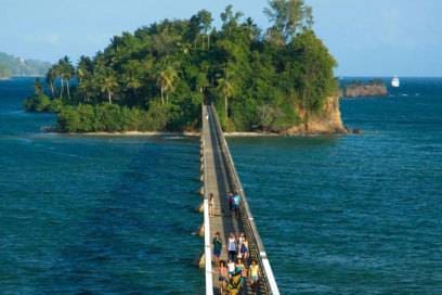 Über allen Wassern: Die Brücke nach Samaná führt spektakulär über das türkise Meer