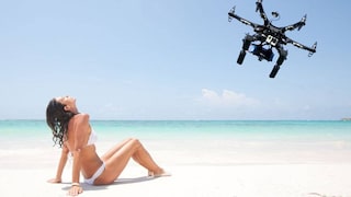 Ein komisches Gefühl wäre das schon, wenn man, so wie auf dieser Fotomontage, sich an einem einsamen Strand wähnt und plötzlich von einer Drohne angestarrt wird
