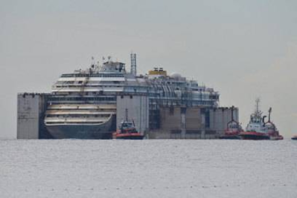 23. Juli 2014: Das Schiff ist wieder aufrecht und verlässt Giglio in Richtung Genua