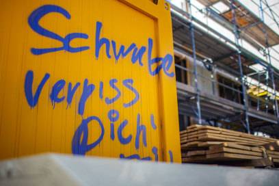 „Schwabe, verpiss Dich“ steht auf diesem Container im Prenzlauer Berg. „Spätzlekrieg“ wurde die Debatte genannt, die 2013 geführt wurde