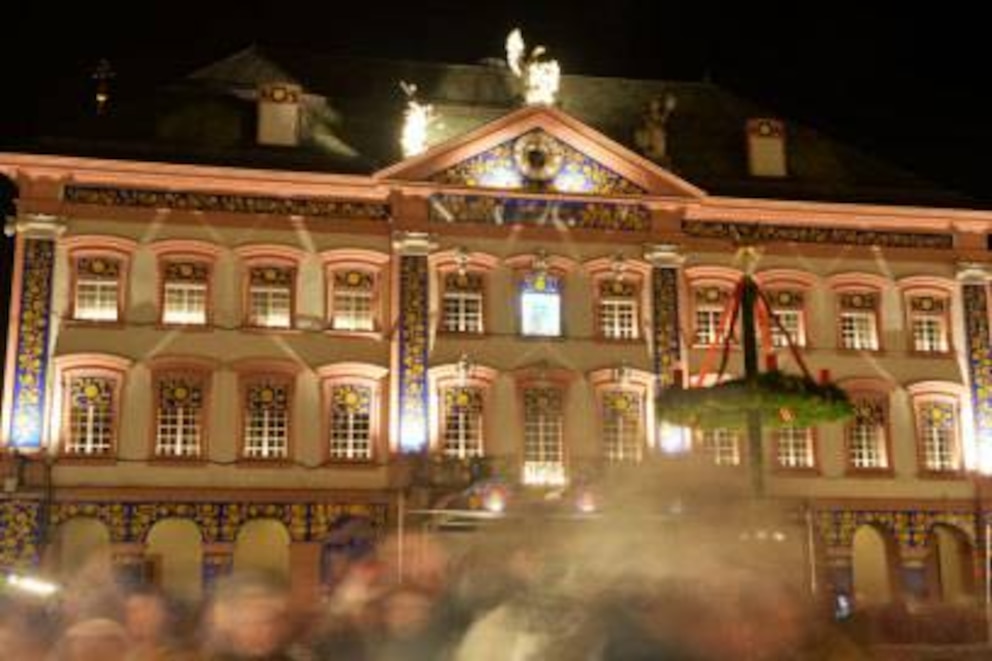 In Gengenbach in Baden-Württemberg steht das nach Angaben des Veranstalters „weltgrößte Adventskalenderhaus“. Als Kulisse dient das historische Rathaus