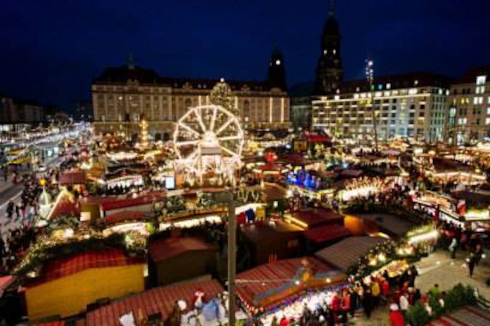 Der Dresdner „Striezelmarkt“ (im Foto) gilt als ältester Weihnachtsmarkt Deutschlands, in diesem Jahr feiert er sein 580-jähriges Bestehen. Allerdings ist das mit dem Rekord so eine Sache: Der Bautzener „Wenzelsmarkt“ bezeichnet sich als der „vermutlich älteste Weihnachtsmarkt in Deutschland“. Demnach findet in diesem Jahr seine 630. Ausgabe statt