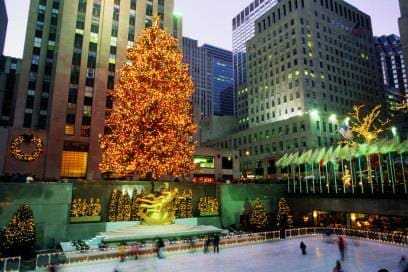 Often a filming location for romantic love movies: the ice skating rink at the Christmas Rockefeller Center