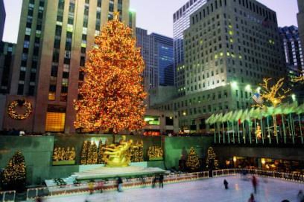 War schon oft Drehort für romantische Liebesfilme: die Schlittschuhbahn am weihnachtlichen Rockefeller Center