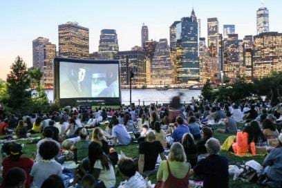 New Yorkers also enjoy romance in a crowd: open-air cinema in Brooklyn Bridge Park