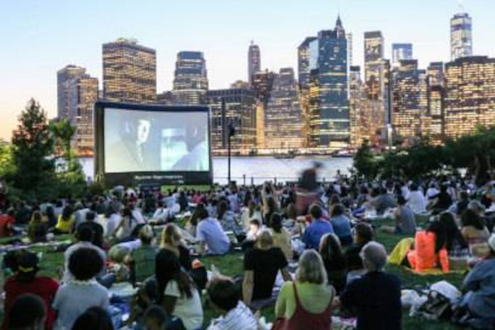 Der New Yorker genießt Romantik auch gern mal in der Masse: Freiluftkino im Brooklyn Bridge Park