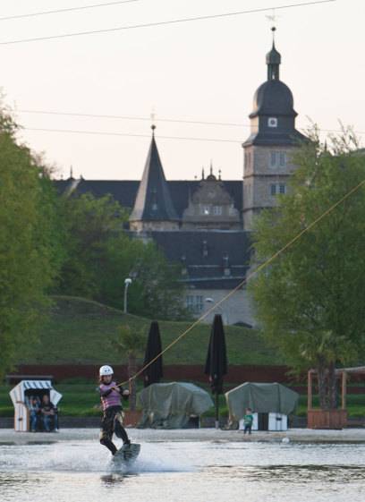 Es wird nicht nur Fußball gespielt in Wolfsburg – hier eine Wakeboarderin im Wake Park