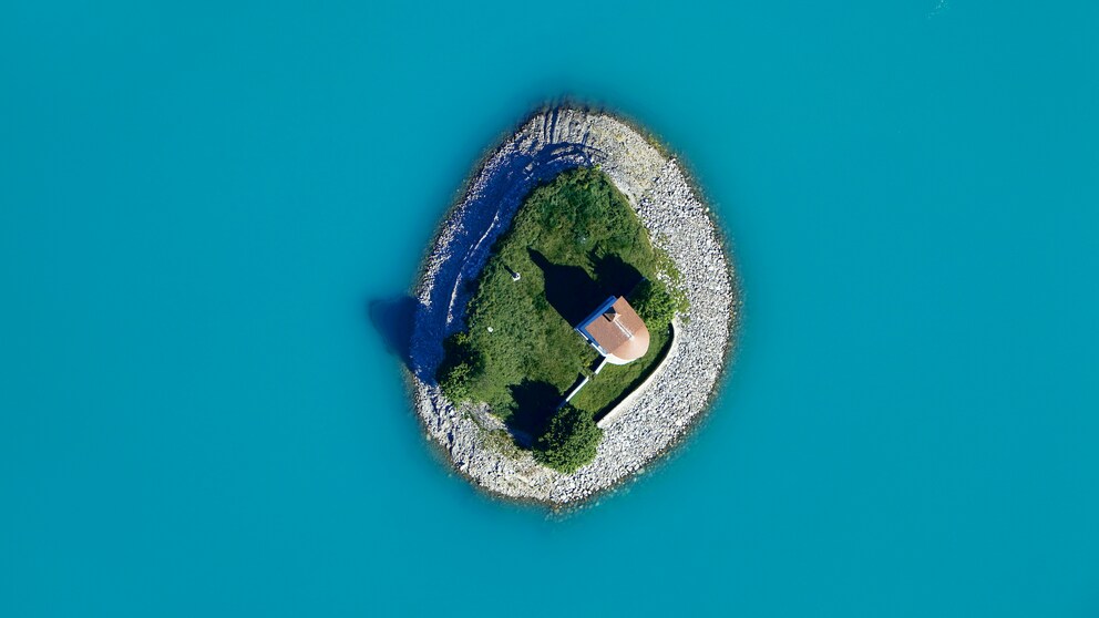 Insel mit Kirche im Stausee Lac de Serre-Ponçon, Frankreich