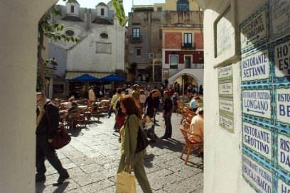 Entspanntes Treiben auf der Piazetta, der Piazza Umberto I. – auf dem kleinen Platz findet man zahlreiche Cafés