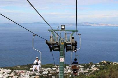 Eine kleine Seilbahn führt auf den Gipfel des Monte Solaro. Die Strecke führt auch über ein paar Privatgärten hinweg