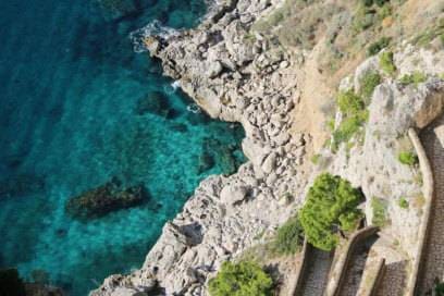 Blick ins türkisfarbene Wasser: Die Via Krupp ist einer der schönsten Wege auf Capri, doch wegen Steinschlaggefahr ist er derzeit gesperrt.