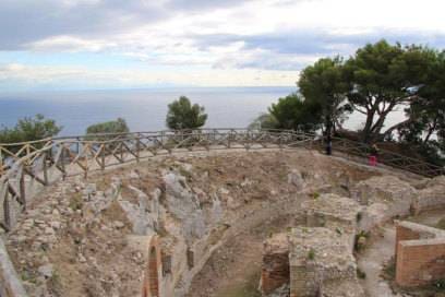 Von der Villa Jovis von Kaiser Tiberius ist nur noch eine Ruine erhalten. Der Staatsmann war nicht die einzige berühmte Persönlichkeit, die es sich auf Capri gutgehen ließ. foto: Hilke Segbers