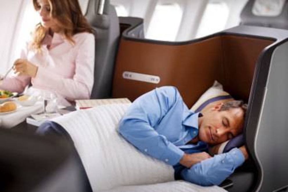  So kann man sogar an Bord schlafen. Foto: Lufthansa/Jens Goerlich