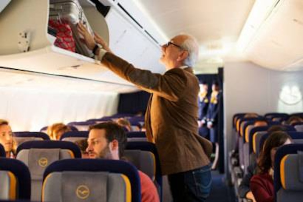  Economy-Passagiere dürfen nur ein Handgepäcksstück mit an Bord nehmen. Foto: Lufthansa/Dominik Mentzos