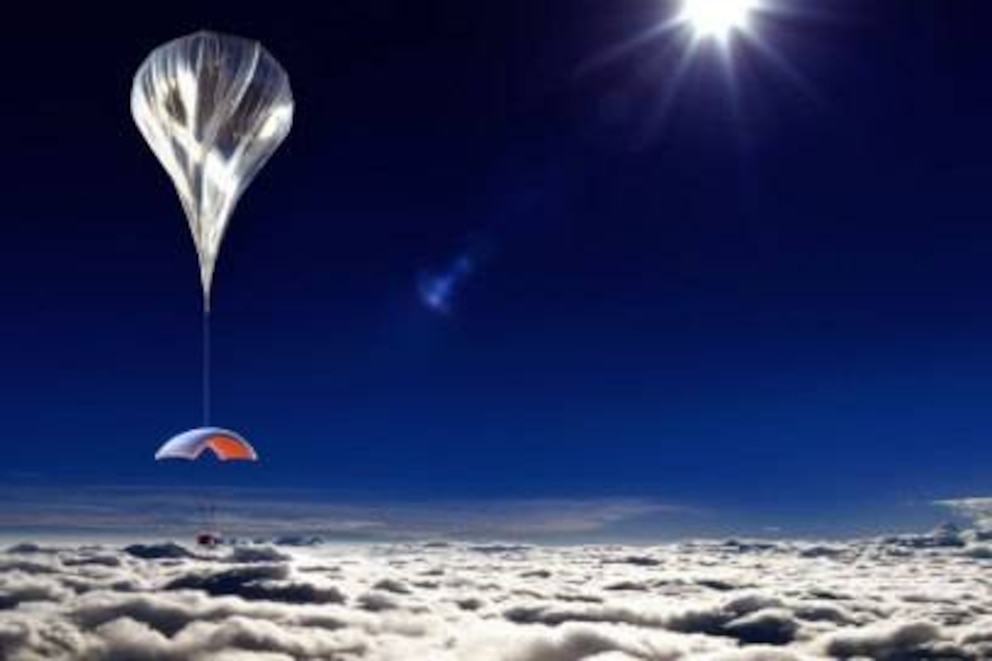 Ein riesiger Fallschirm zwischen Ballon und Passagierkapsel dient der Stabilität und unterstützt die Landung