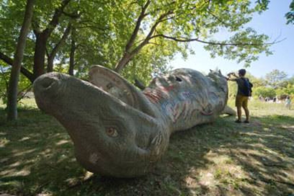 Wieder einmal müssen Dinos sterben, hier im Spreepark in Berlin