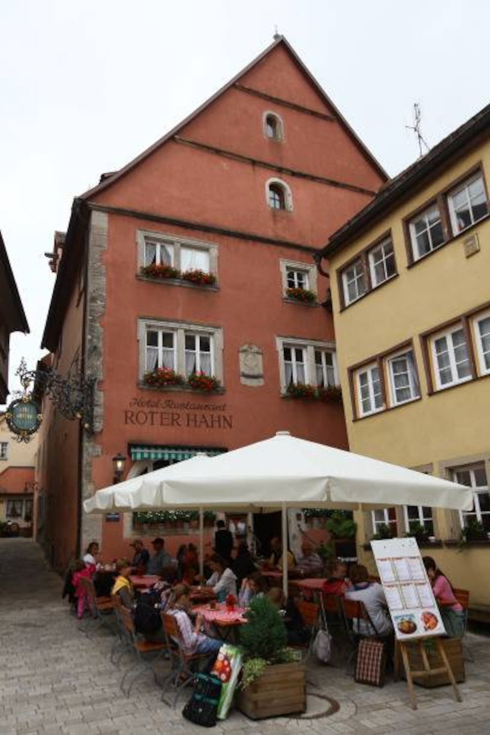 Das mehr als 600 Jahre alte Hotel Roter Hahn in Rothenburg zählt zu den ältesten Hotels Deutschlands