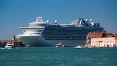 Ein Kreuzfahrtschiff schiebt sich durch Venedig