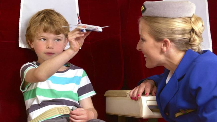 Muss ein Kind alleine einen Flug antreten, bieten viele Airlines einen Begleitservice