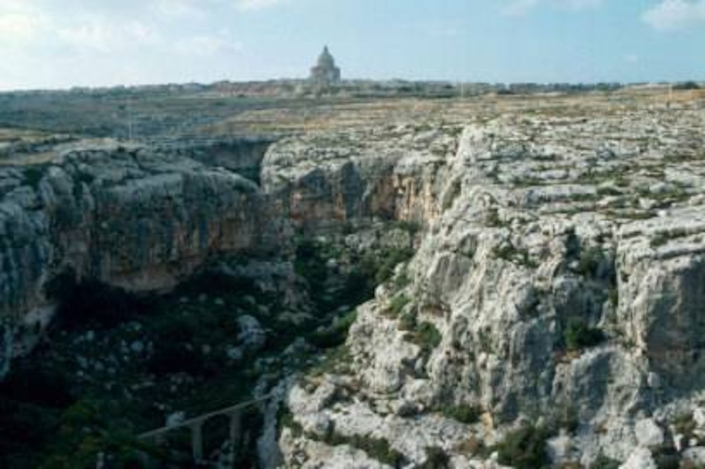 Die Steilküste von Gozo mit der Stadt Xewkija im Hintergrund