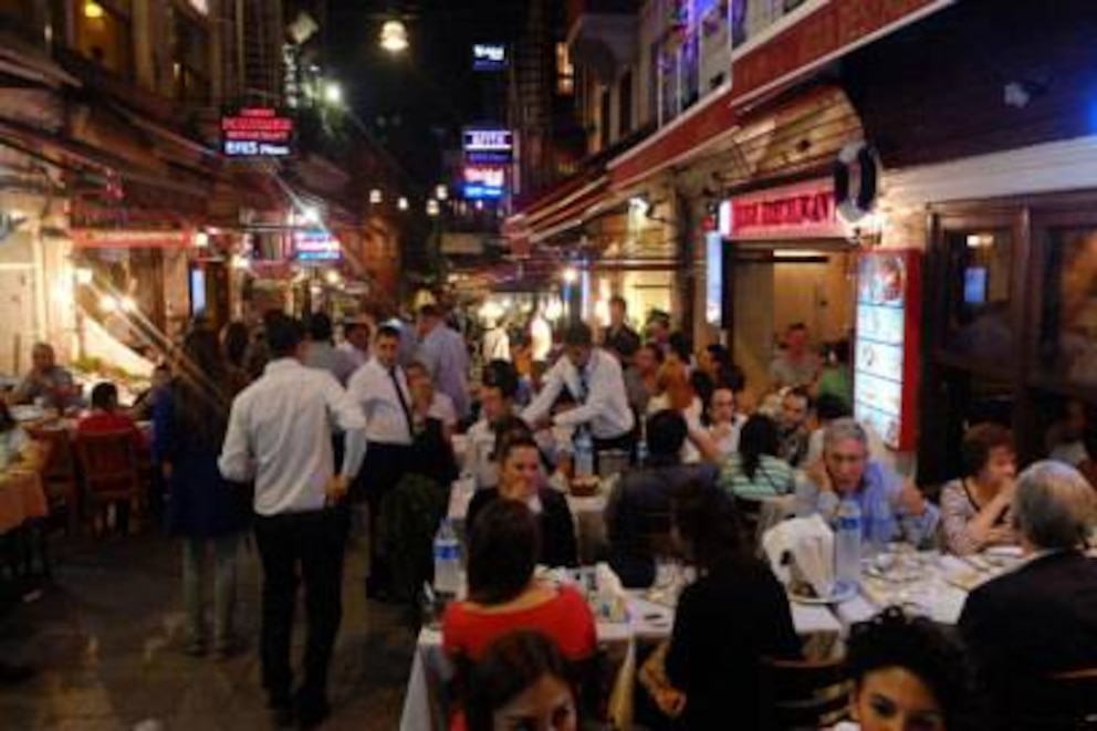 Eine Seitenstraße der Istiklal Caddesi. Hier finden sich viele Restaurants, Bars und Clubs