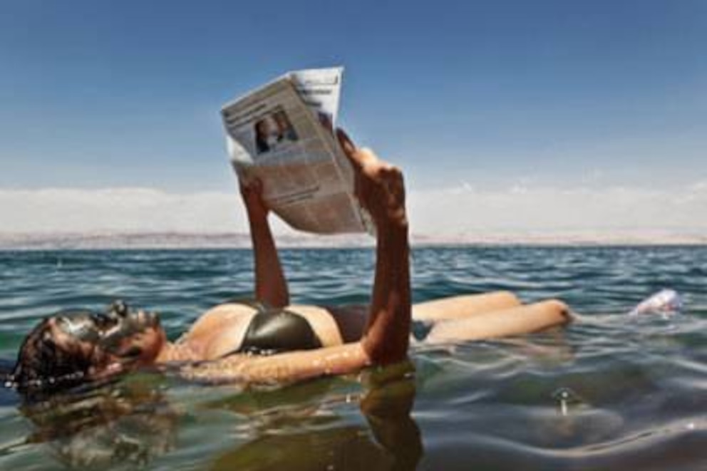 So entspannt kann man nur hier Zeitung im Wasser lesen