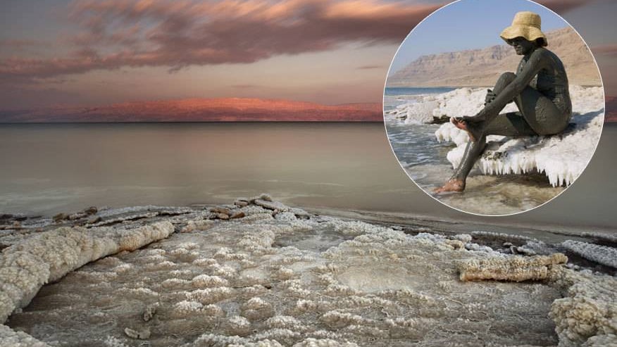 Beim Baden Zeitung lesen oder mit dunklem Schlamm einreiben, der heilende Kräfte haben soll – das Tote Meer zwischen Jordanien und Israel ist einer der faszinierendsten Orte der Erde