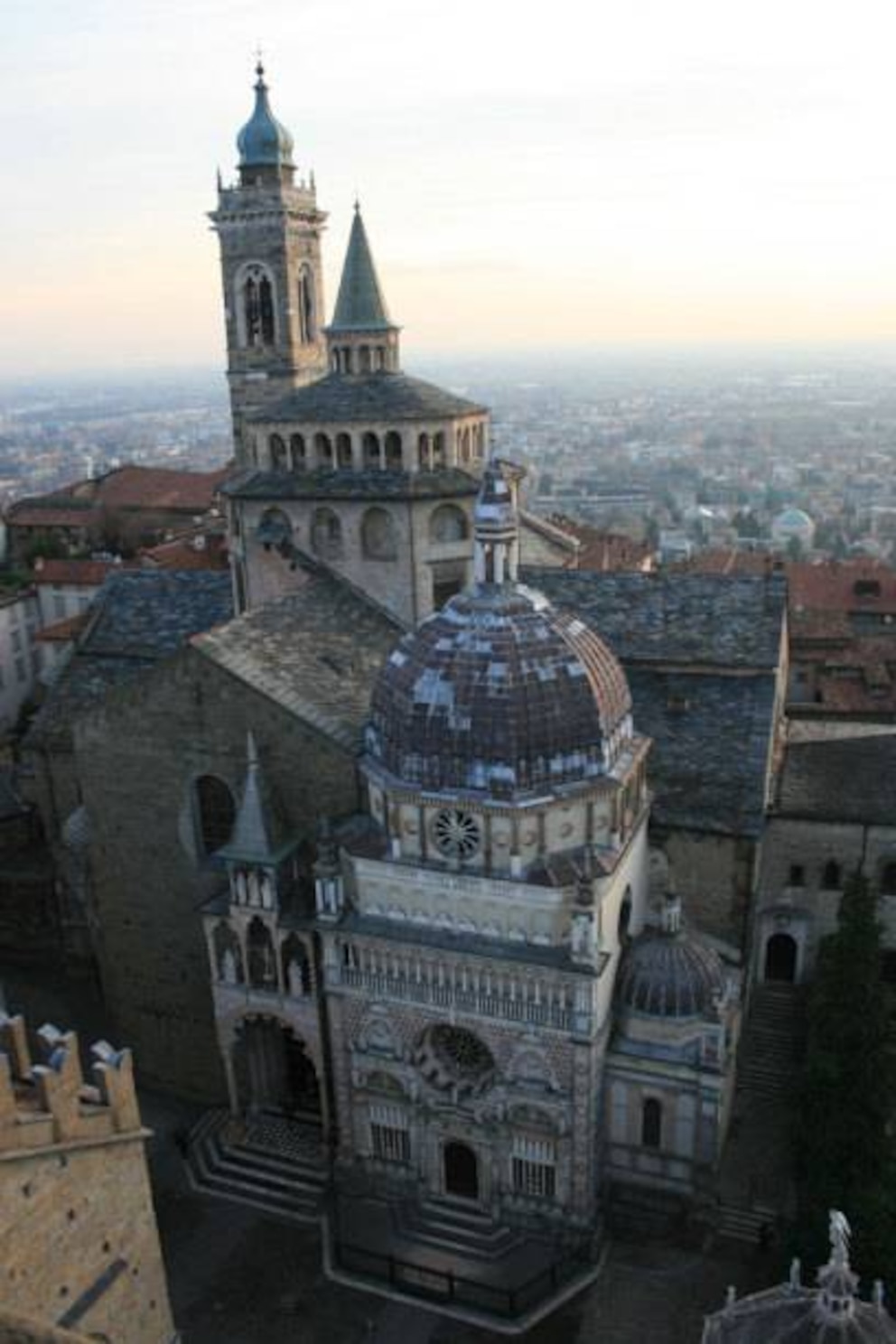 Der Blick auf den Doumo di Bergamo, von der Aussichtsplattform des Torre del Gombito aus gesehen