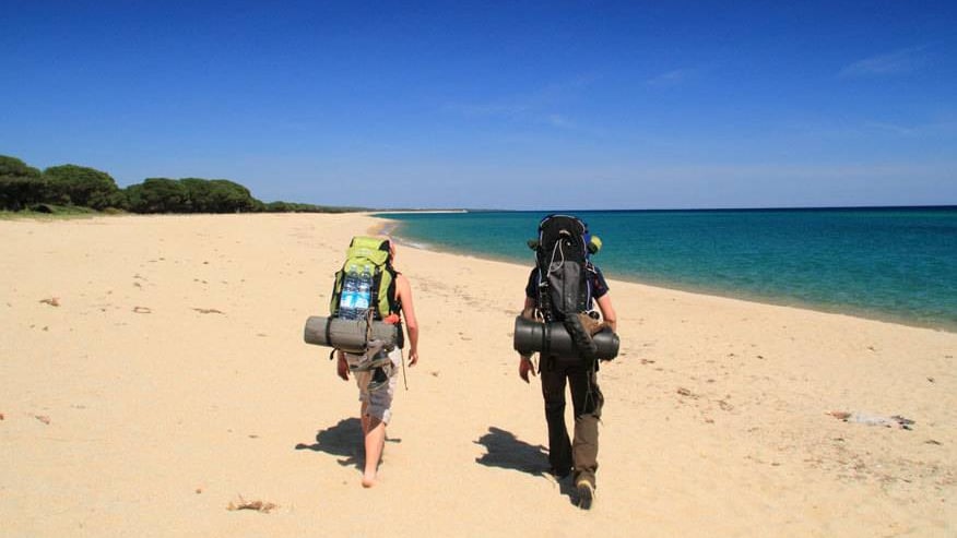 Mit einem Koffer einen Strand abzulaufen, kann ziemlich beschwerlich sein. Da haben es Backpacker schon einfacher.