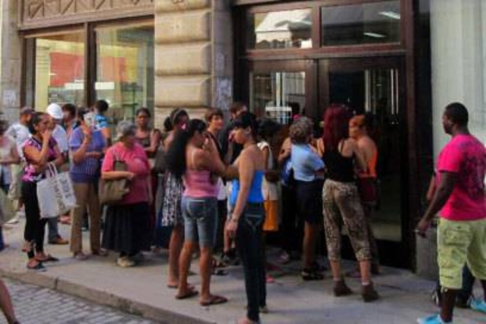 Ein Land vernetzt sich mit dem Ausland: Vor Verkaufsstellen für Internet- und Telefonkarten bilden sich in Kuba oft lange Schlangen