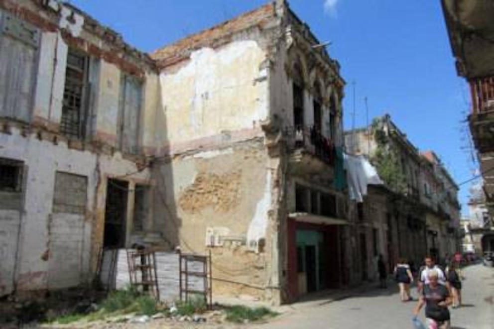 In der Altstadt von Havanna gibt es viele wunderschöne restaurierte Gebäude – doch schon ein paar Meter entfernt geht der Verfall weiter