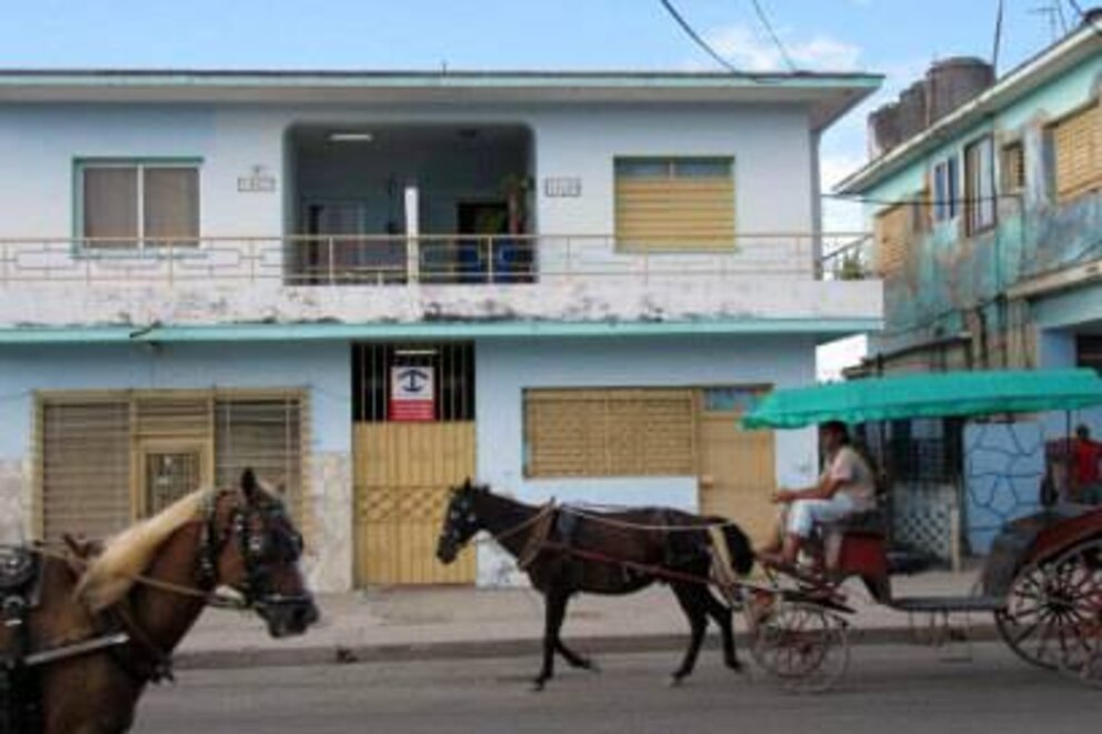 Wohnen bei Omi unter dem Dach: Casas particulares sind auch in den kleinen Orten Kubas wie hier in Guanabo weit verbreitet. Die Herbergen bieten einfache Gästezimmer.