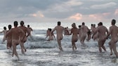 Menschen, die in Scharen nackt ins Meer laufen – das erhofft sich scheinbar auch die französische Tourismuszentrale und wirbt um FKK-Urlauber auf der Webseite