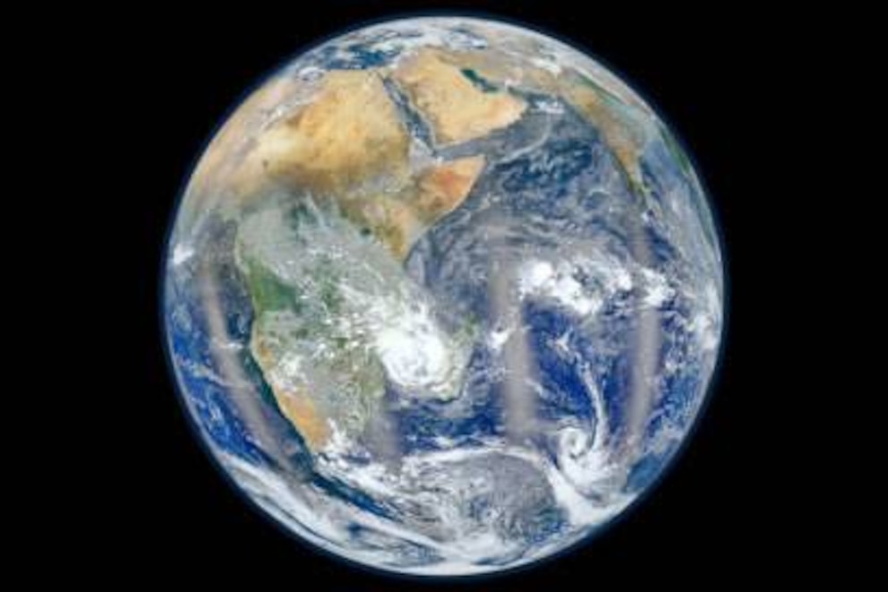Eine Aufnahme unsere Erde – ein etwa 4,6 Milliarden alter Planet, dessen Oberfläche vor allem in den letzten 150 Jahren tiefgreifend durch den Menschen verändert wurde.