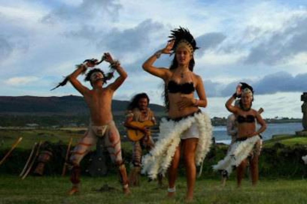 Die Rapa Nui sind die Ureinwohner der Osterinsel. Manchmal gibt es von ihnen Tanzvorführungen für Touristen.