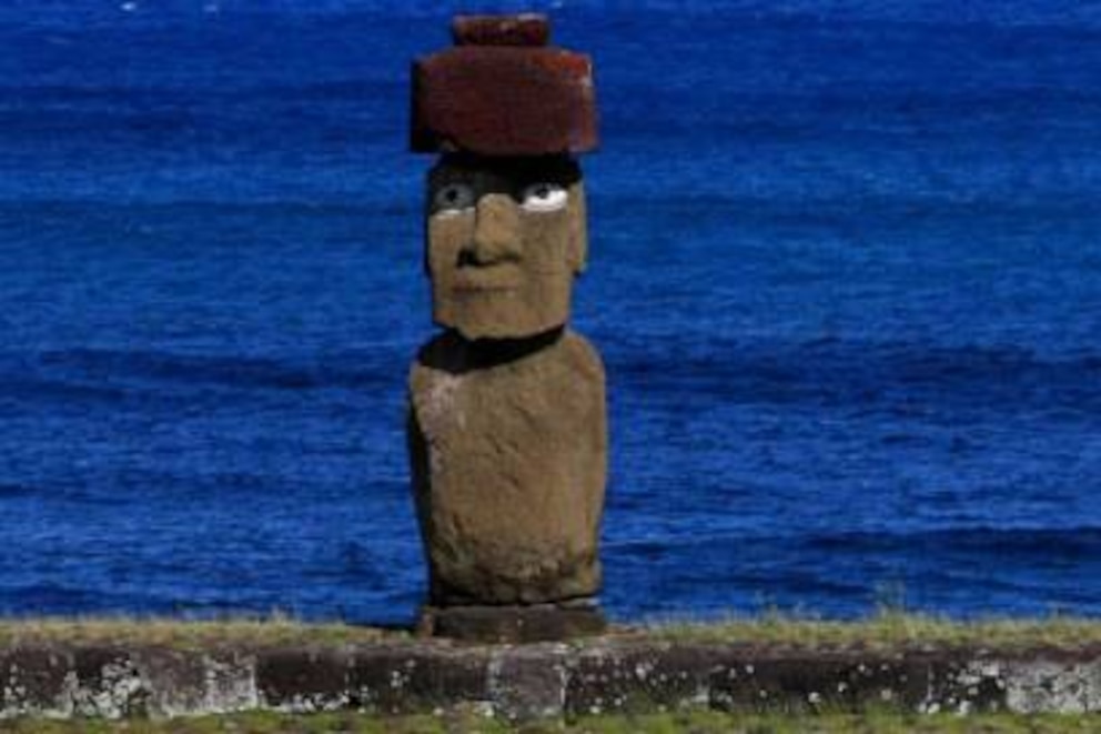 Eine gewaltige Steinfigur steht direkt am Meeresufer. Wie die tonnenschweren Felsen aufgestellt werden konnten, ist bis heute nicht sicher.