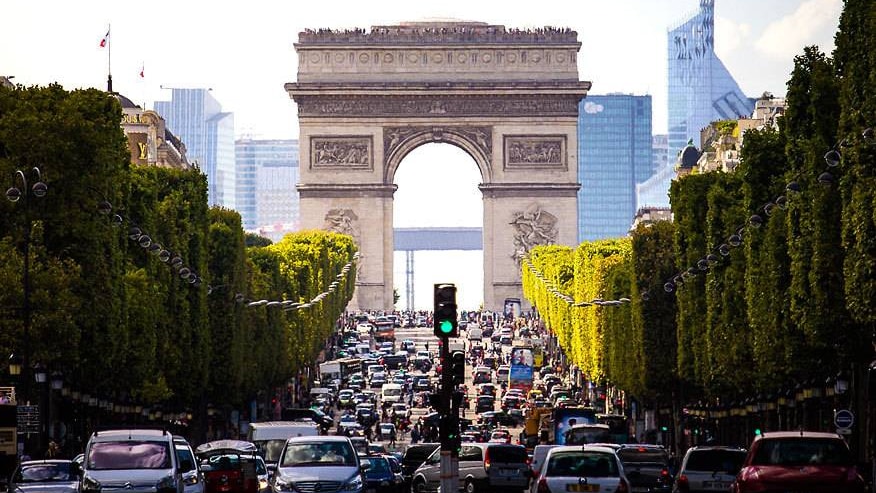 In Frankreich gelten mitunter andere Verkehrsregeln als hierzulande – das sollten EM-Reisende, die mit dem Auto rüberfahren, wissen. Im Foto: der Arc de Triomphe in Paris.