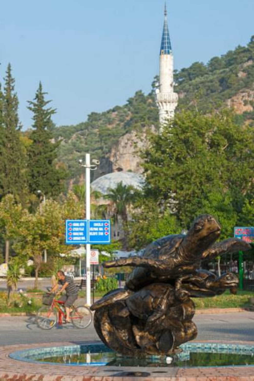 Der Ort Dalyan hat der Karettschildkröte so viel zu verdanken, dass er ihr ein Denkmal gesetzt hat, mitten in der Stadt