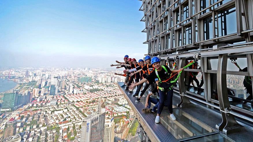 Der Skywalk am Jin Mao Tower in Shanghai sorgt für besonderen Nervenkitzel: Es fehlt das Geländer.