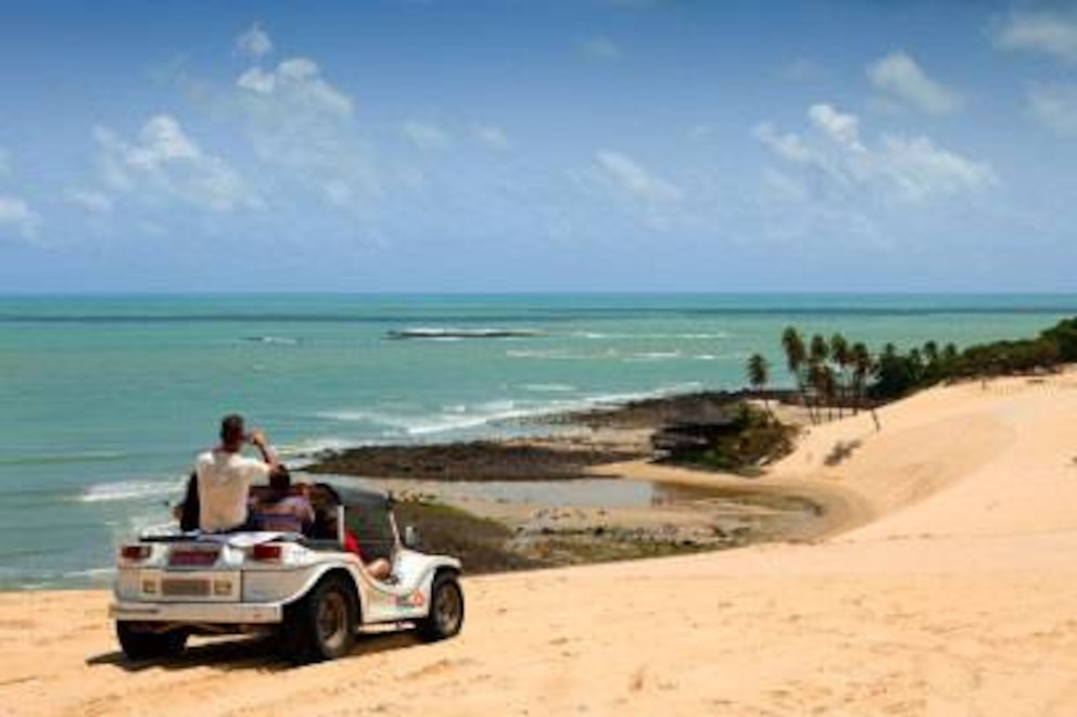 Die Dünen von Genipabu in Natal: Mit einem Mini-Jeep lassen sich hier die Strände erkunden