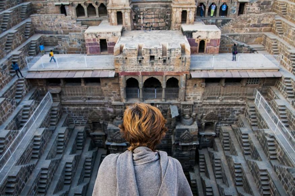 Auch für die 13 Geschosse und etwa 3500 Stufen des Stufenbrunnens Chand Baori nahe Jaipur in Indien sollte man schwindelfrei sein