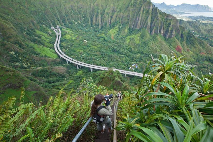 Die Haiku Stairs auf der hawaiianischen Insel Oahu haben knapp 4000 Stufen: Mittlerweile ist es aufgrund der Absturzgefahr sogar illegal, den sogenannten „Stairway to Heaven“ (dt. Treppe zum Himmel) zu nutzen