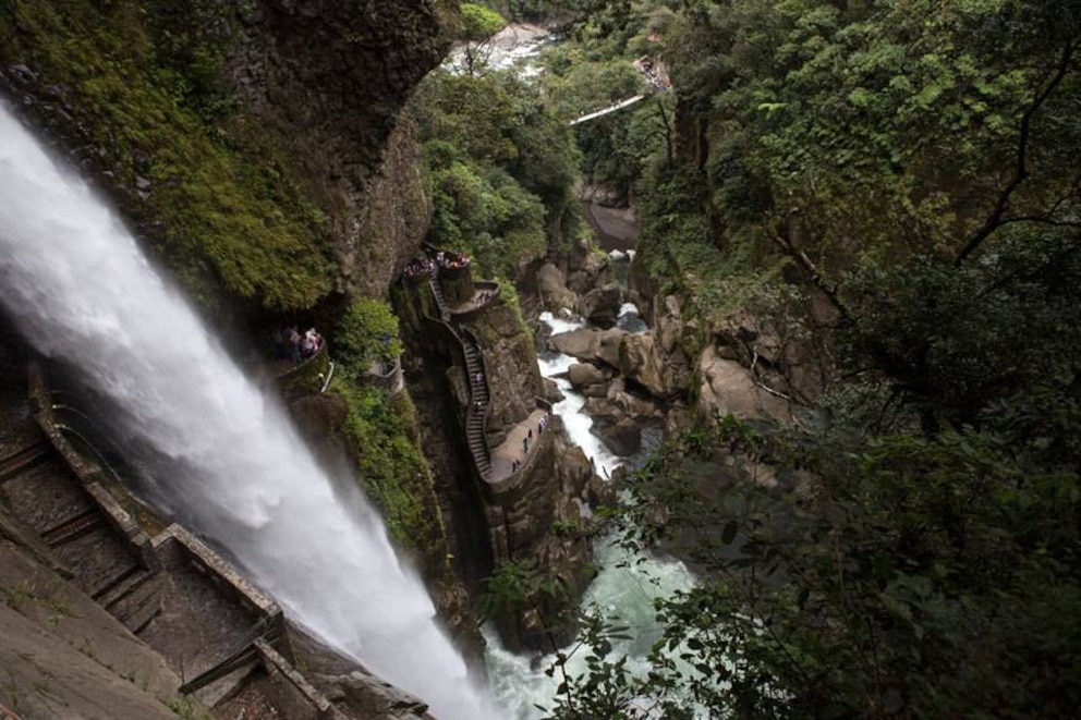 Der Wasserfall des Rio Verde in Ecuador wird „Pailon del Diablo“ (dt. Schlucht des Teufels) genannt. Auch die Treppen entlang des Wasserfalls sind teuflisch: Die Stufen und das Geländer sind aufgrund des Wasserfallnebels ziemlich rutschig