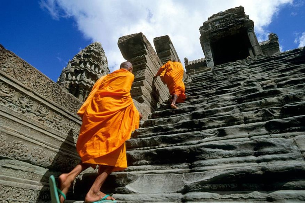 Mit einer Neigung von 70 Prozent haben es neben den Touristen auch die Mönche nicht leicht, zum höchsten Tempel von Angkor Wat in Kambodscha zu steigen. Die Botschaft ist klar: Der Himmel ist nun mal schwer zu erreichen