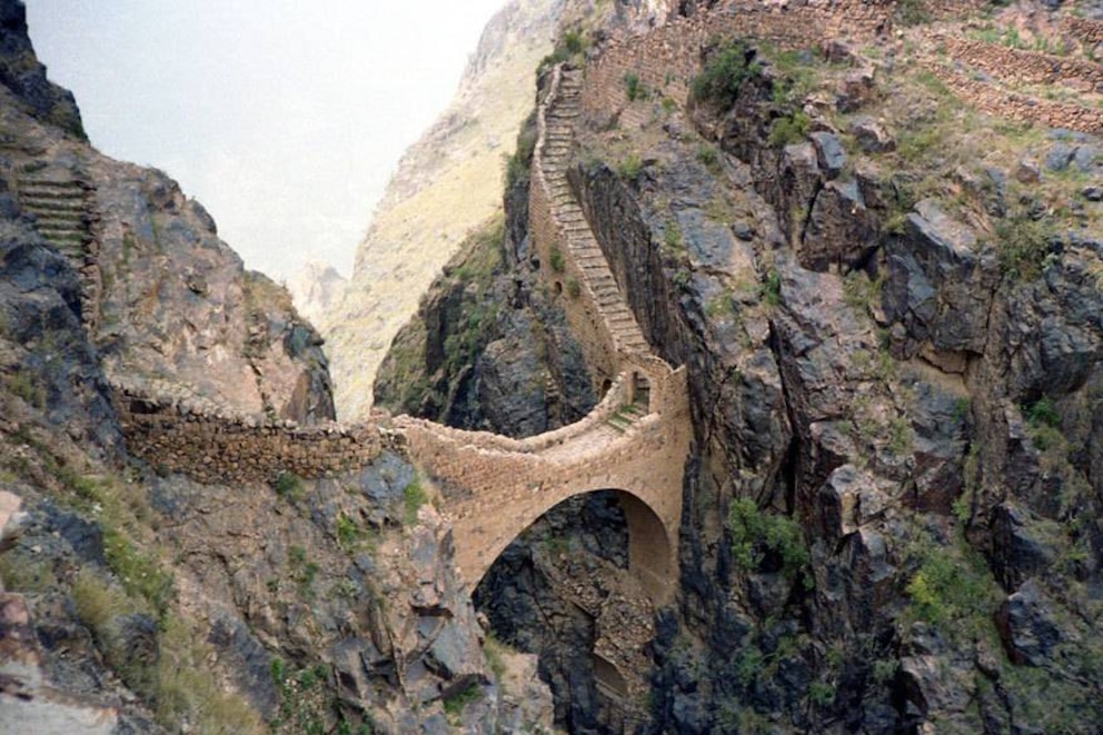 Dieser abenteuerliche Weg führt über die im 17. Jahrhundert erbaute Brücke von Shahara im Jemen zum gleichnamigen Dorf