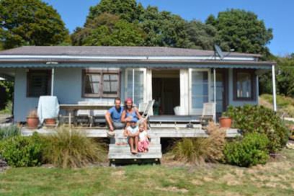 Familie Pohlmann vorm Ferienhaus in Neuseeland