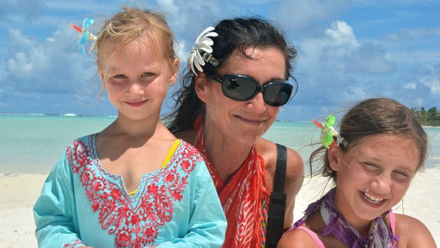 Autorin Bettina Pohlmann mit ihren beiden Töchtern Helen und Antonia auf Weltreise